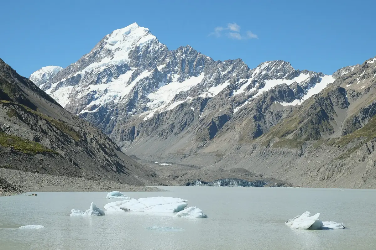 Aoraki/Mount Cook above icebergs in Hooker Lake