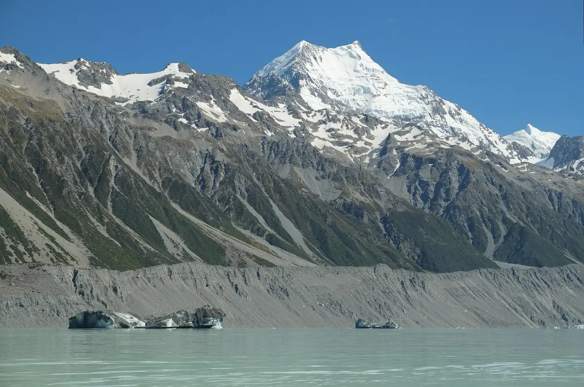 Icebergs on Tasman Lake with Aoraki behind
